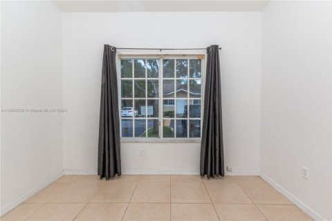 House in Pembroke Park, Florida 2 bedrooms, 88.26 sq.m. № 1938893 - photo 13