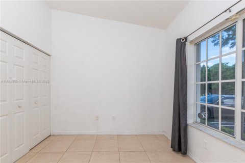 House in Pembroke Park, Florida 2 bedrooms, 88.26 sq.m. № 1938893 - photo 16