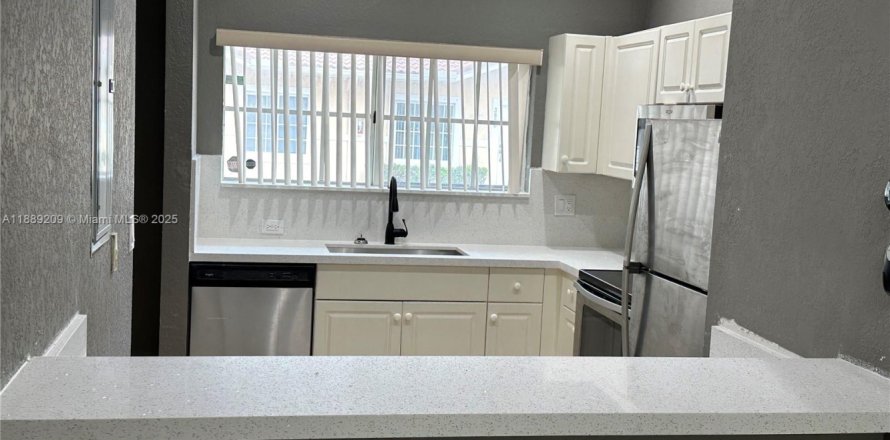 House in Pembroke Park, Florida 2 bedrooms, 88.26 sq.m. № 1938893