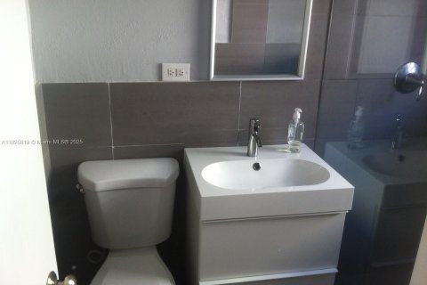 Condo in Miami Beach, Florida, 1 bedroom  № 1794092 - photo 12