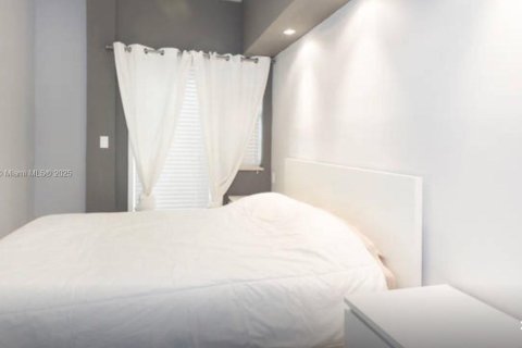 Condo in Miami Beach, Florida, 1 bedroom  № 1794092 - photo 19