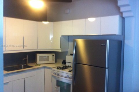 Condo in Miami Beach, Florida, 1 bedroom  № 1794092 - photo 13