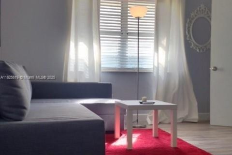 Condo in Miami Beach, Florida, 1 bedroom  № 1794092 - photo 1