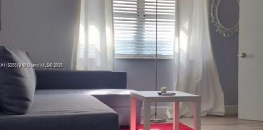 Condo in Miami Beach, Florida, 1 bedroom  № 1794092