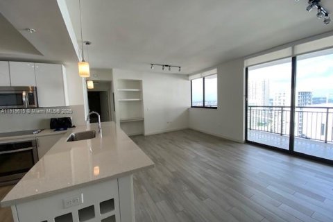 Condo in Miami, Florida, 2 bedrooms № 1974924 - photo 2