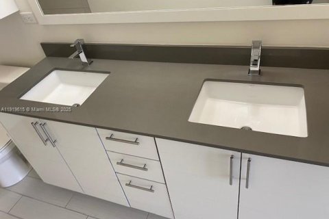 Condo in Miami, Florida, 2 bedrooms № 1974924 - photo 15