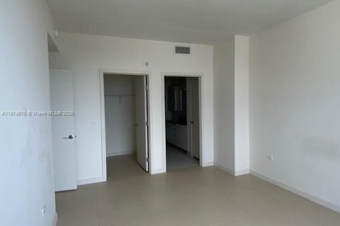 Condo in Miami, Florida, 2 bedrooms № 1974924 - photo 13