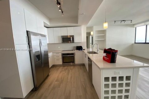 Condo in Miami, Florida, 2 bedrooms № 1974924 - photo 3