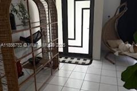 Villa ou maison à vendre à Miami, Floride: 3 chambres, 158.68 m2 № 1881572 - photo 5
