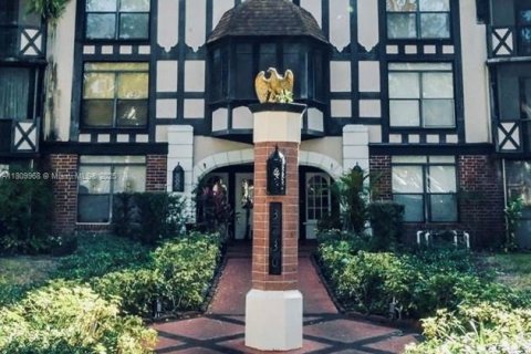 Condo in Lauderhill, Florida, 3 bedrooms № 1959916 - photo 1