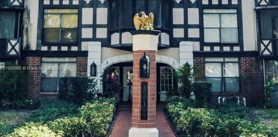 Condo in Lauderhill, Florida, 3 bedrooms № 1959916