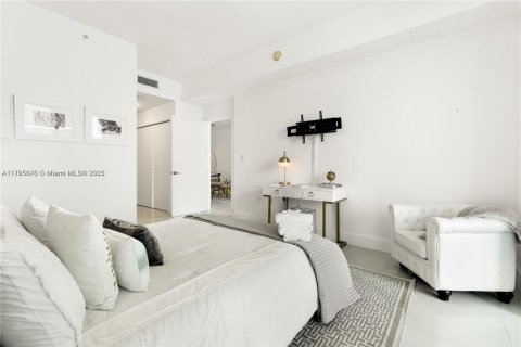 Condo in Miami, Florida, 1 bedroom  № 2013287 - photo 9