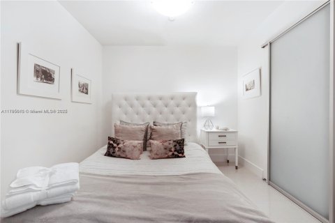 Condo in Miami, Florida, 1 bedroom  № 2013287 - photo 8