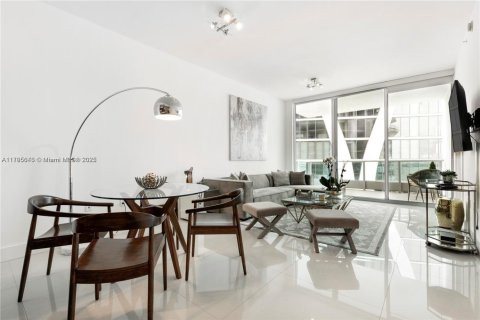 Condo in Miami, Florida, 1 bedroom  № 2013287 - photo 3