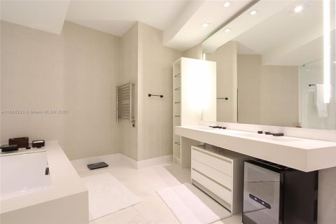 Condominio en venta en Sunny Isles Beach, Florida, 4 dormitorios, 294.59 m2 № 1978278 - foto 20