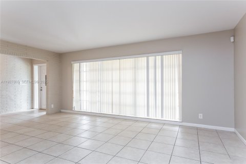 Снять в аренду виллу или дом в Веллингтон, Флорида 4 спальни, 173.73м2, № 1988136 - фото 5