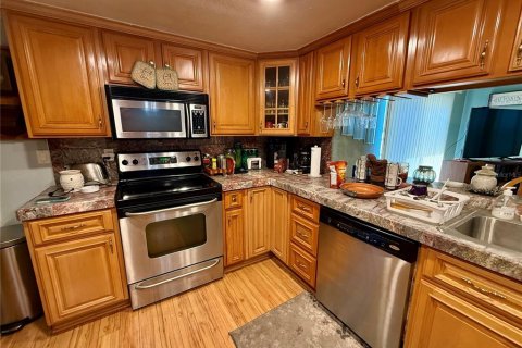 House in Port Richey, Florida 3 bedrooms, 134.24 sq.m. № 1912554 - photo 20