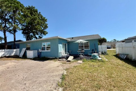 House in Port Richey, Florida 3 bedrooms, 134.24 sq.m. № 1912554 - photo 30