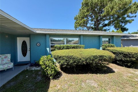 House in Port Richey, Florida 3 bedrooms, 134.24 sq.m. № 1912554 - photo 2