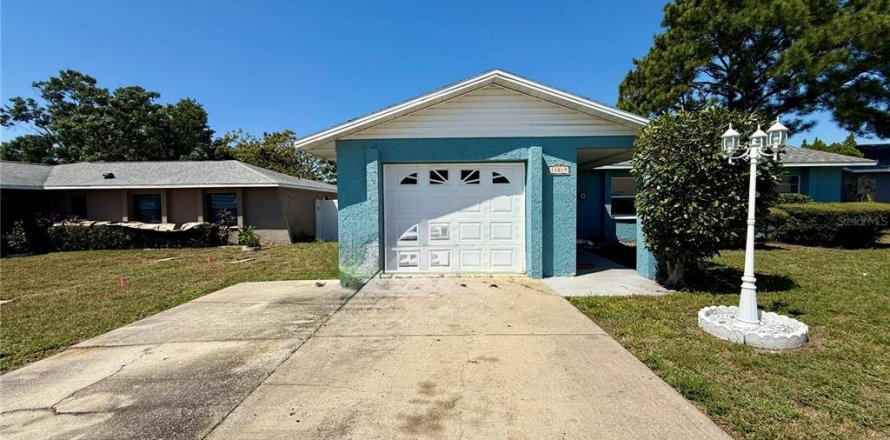 House in Port Richey, Florida 3 bedrooms, 134.24 sq.m. № 1912554