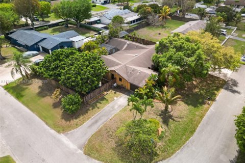 Купить виллу или дом в Хомстед, Флорида 4 спальни, 220.74м2, № 2051151 - фото 26