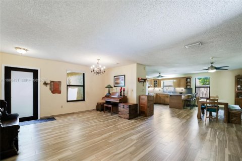 Купить виллу или дом в Хомстед, Флорида 4 спальни, 220.74м2, № 2051151 - фото 11