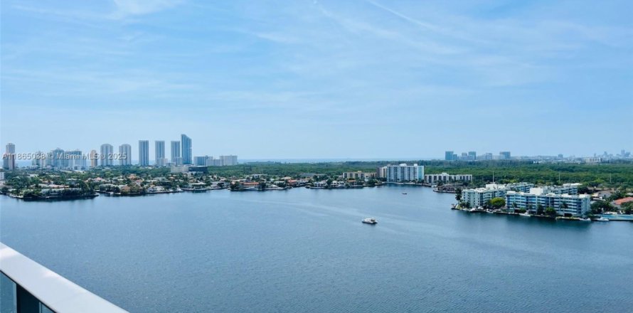 Condo in North Miami Beach, Florida, 3 bedrooms № 1893259