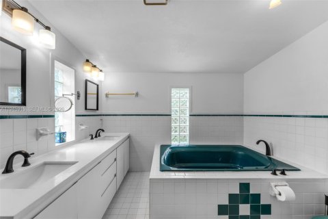 House in Cutler Bay, Florida 4 bedrooms, 185.99 sq.m. № 2012008 - photo 28