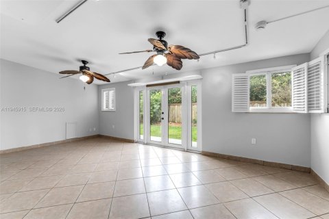 House in Cutler Bay, Florida 4 bedrooms, 185.99 sq.m. № 2012008 - photo 9