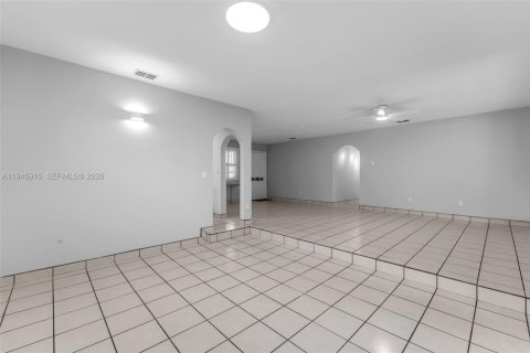 House in Cutler Bay, Florida 4 bedrooms, 185.99 sq.m. № 2012008 - photo 6