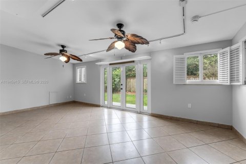 House in Cutler Bay, Florida 4 bedrooms, 185.99 sq.m. № 2012008 - photo 8