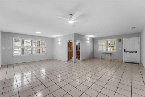 House in Cutler Bay, Florida 4 bedrooms, 185.99 sq.m. № 2012008 - photo 5