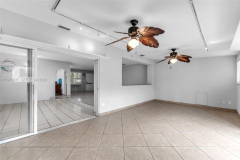 House in Cutler Bay, Florida 4 bedrooms, 185.99 sq.m. № 2012008 - photo 11