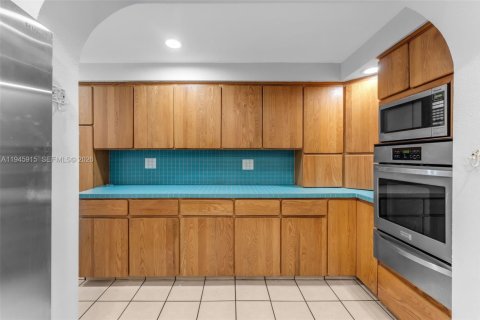 House in Cutler Bay, Florida 4 bedrooms, 185.99 sq.m. № 2012008 - photo 13