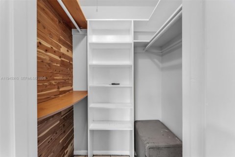 House in Cutler Bay, Florida 4 bedrooms, 185.99 sq.m. № 2012008 - photo 24