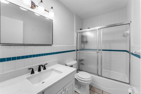 House in Cutler Bay, Florida 4 bedrooms, 185.99 sq.m. № 2012008 - photo 16