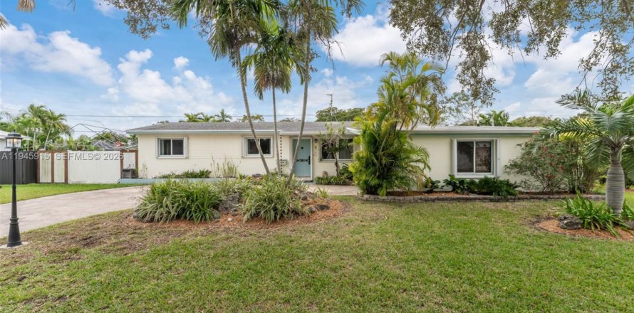 House in Cutler Bay, Florida 4 bedrooms, 185.99 sq.m. № 2012008