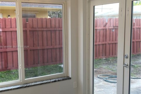 Casa en alquiler en Miami, Florida, 3 dormitorios, 115.48 m2 № 2008433 - foto 5