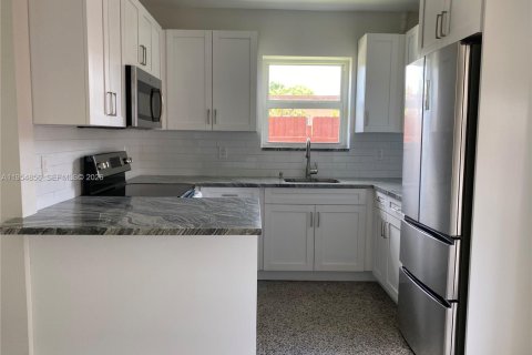 Casa en alquiler en Miami, Florida, 3 dormitorios, 115.48 m2 № 2008433 - foto 6