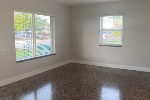 Casa en alquiler en Miami, Florida, 3 dormitorios, 115.48 m2 № 2008433 - foto 2