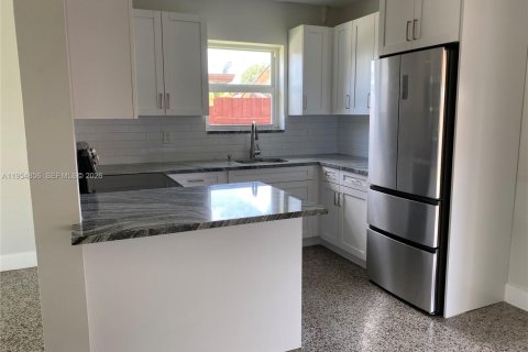 Casa en alquiler en Miami, Florida, 3 dormitorios, 115.48 m2 № 2008433 - foto 4