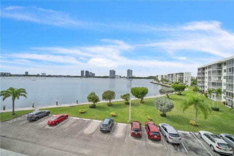 Condominio en alquiler en Aventura, Florida, 2 dormitorios, 71.35 m2 № 2011297 - foto 30