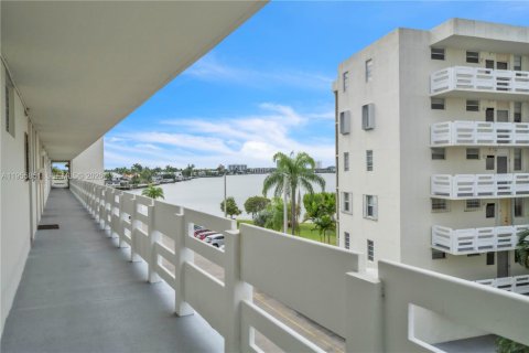 Condominio en alquiler en Aventura, Florida, 2 dormitorios, 71.35 m2 № 2011297 - foto 28