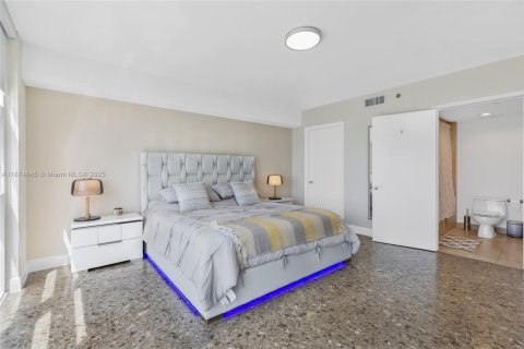 Condominio en alquiler en Hallandale Beach, Florida, 1 dormitorio, 80.92 m2 № 2036885 - foto 15