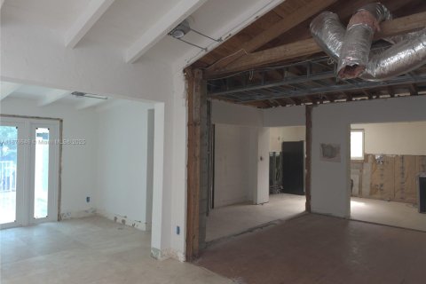 House in Miami Shores, Florida 3 bedrooms, 231.7 sq.m. № 1923822 - photo 4