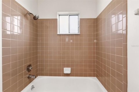 House in North Port, Florida 2 bedrooms, 118.17 sq.m. № 2208335 - photo 21