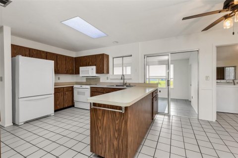House in North Port, Florida 2 bedrooms, 118.17 sq.m. № 2208335 - photo 2