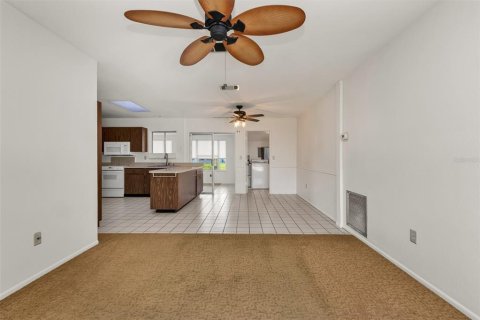 House in North Port, Florida 2 bedrooms, 118.17 sq.m. № 2208335 - photo 5
