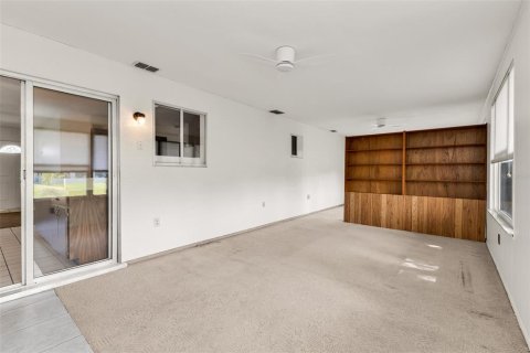 House in North Port, Florida 2 bedrooms, 118.17 sq.m. № 2208335 - photo 6