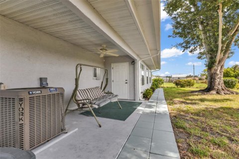 House in North Port, Florida 2 bedrooms, 118.17 sq.m. № 2208335 - photo 13